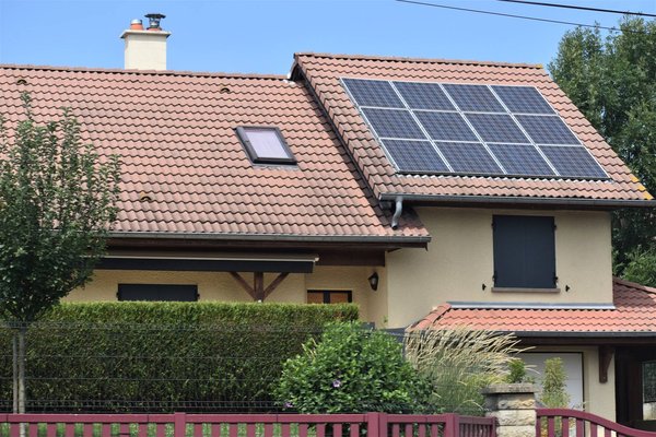 Comment installer des panneaux solaires chez soi ?